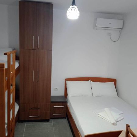 Villa Besnik, Rooms For Rent Влёра Экстерьер фото