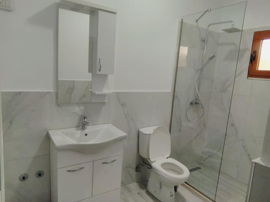 Villa Besnik, Rooms For Rent Влёра Экстерьер фото
