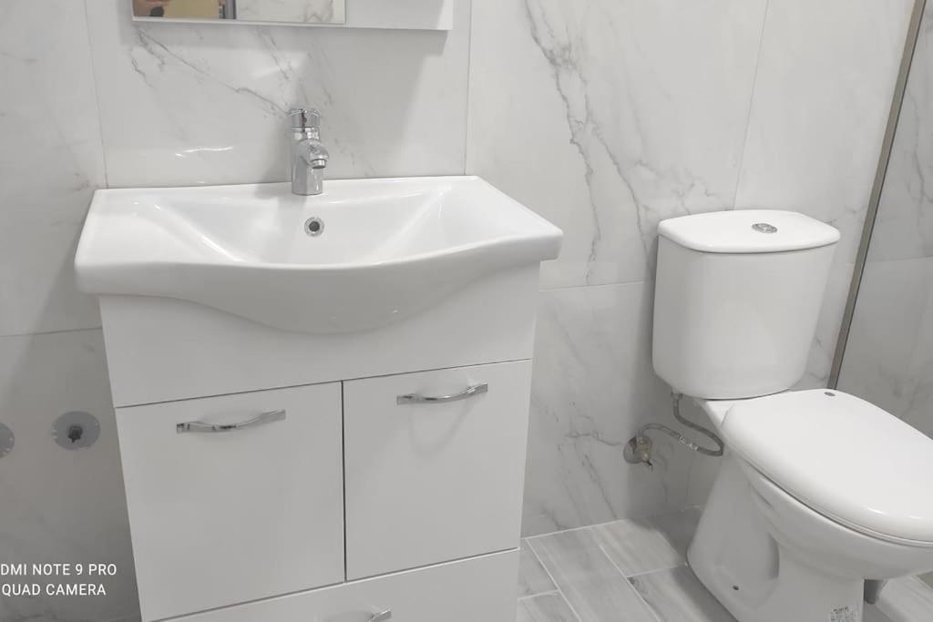 Villa Besnik, Rooms For Rent Влёра Экстерьер фото