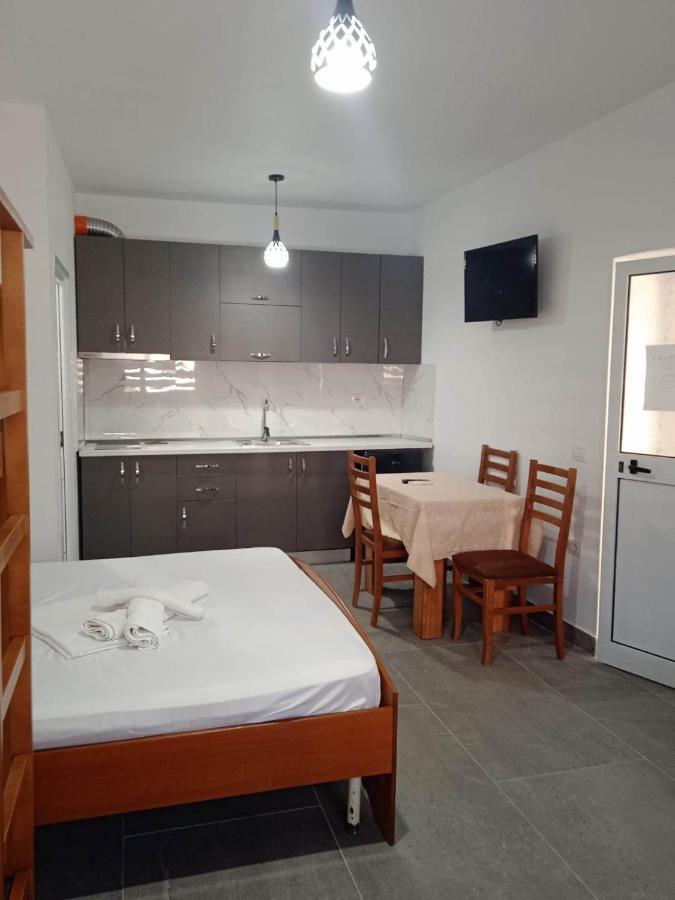 Villa Besnik, Rooms For Rent Влёра Экстерьер фото